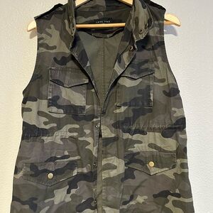 Love tree cargo camo vest